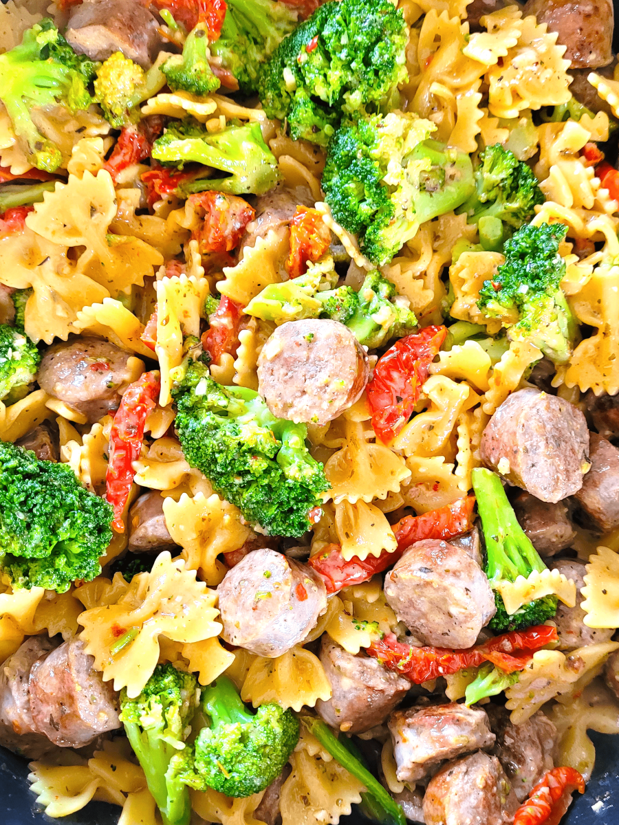 One Pot Sausage, Sun-dried Tomato & Broccoli Garlic&nbsp;Pasta