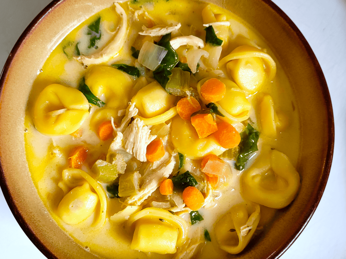 Creamy Chicken Tortellini&nbsp;Soup